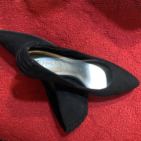 Black heels size 6 1/2 almost new - Picture 2 of 4